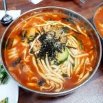 #페북사진공유❌❌님: “#원조팔공산얼큰이손수제비#얼큰이칼국수#얼큰이손수제비#해물파전 역시 겨울엔 뜨끈한…” - 2021 | 해물 파전