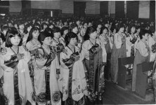 Seoul, Korea, 1984 photographer Unidentified 한복을 입고 졸업식에 임한 창덕여고 졸업생들 1983년 시작된 교복자율화로 교복을 입지 않고 하는 첫... 
