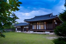 Fall asleep in the moonlight A night trip to an old house.- 달빛에 취해 잠들다. 옛집(古宅)으로 하룻밤 여행.  Fall asleep in... 