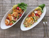 ^.- 장식은 홍당무 잎사귀와 레몬 으로. Grilled shrimp and Orzo salad. 겁나 더운 여름같은 날씨에 팬에 지진새우 넣고 차가운 오조(Orzo)파스타... 