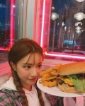 9,382 Likes, 28 Comments - park so ra (@sora_pppp) on Instagram: “햄버거가 맛이 없을수 있구나😮😮#stylenanda #LA”