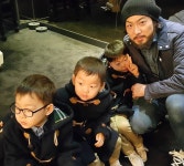 “오랜만에 대한민국만세와 서울나들이! 처제 결혼식장에세... T.T #대한민국만세  #songtriplets” | Song triplets, Triplets, Cute twins