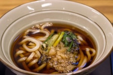 끓인 우동 한그릇. 가격은 단돈 오천원! 육수가 약간 짠 편이긴 한데 밍밍한 면발이랑 잘 어울려요. 참고로 양은 좀 적은 편이에요 #foodle #홍대... 