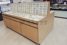 # 안경원 전체시공 . 매장이 넓은 관계로 중앙 진열장 제작은 필수였다. #대통진열장 . 문의는 01067666659로 주시면 감사하겠습니다^^