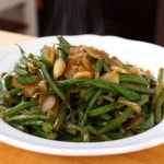 Garlic green beans (Kkeopjilkong maneul bokkeum: 껍질콩 마늘 볶음) | Recipe | Green bean recipes, Garlic green beans, Garlic... 