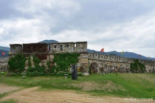 [청도여행] 청도읍성, 작약꽃이 어우러진 읍성의 운치 | House styles, Mansions, Home decor