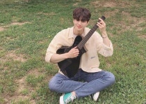 얼굴은 순둥한데 ‘키 185cm+태평양 어깨’로 넘사벽 피지컬 자랑하는 송강 - 인사이트 | 연예인, 배우, 남자