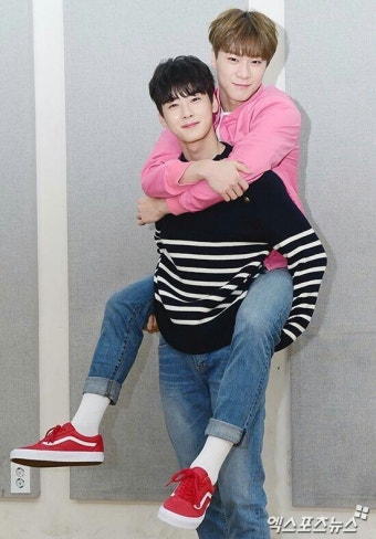 MoonBin #문빈 ChaEunwoo #차은우 ( #LeeDongMin #이동민 )... fantagiogroup / ASTRO Instagram | @astro… | 비누, 사람들, 사랑