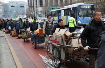 노인 100여명이 25일 폐지와 깡통 등 고물을 들고 서울 경복궁역에서 청와대 앞까지 행진하고 있다. 김영민 기자 ในปี 2020