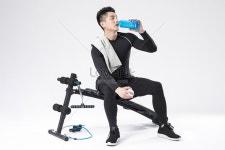 한 사람 한 판 위에 앉아 운동 말이죠 운동 운동 강도 건강 지구력 건강 건강 교육 다이어트 지방 감소 한 운동 젊은이 남자 오빠 모델 쉬어... 
