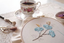 자박자박-비오는 오후니까:).#집스타그램 #집순이 #프랑스자수 #티타임 #온더테이블 #자수 #후아유네프랑스자수 #embroidery... 