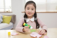 대한민국, 한국인, 사람, 학생, 초등학생, 1인, 여자, 여자아이, 소녀, 실내, 집, 웃음, 미소, 즐거운, 종이, 풀 | 어린이 교육, 여자아이, 프리
