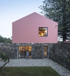 PINK HOUSE | Mezzo Atelier | Archello | 작은 주택, 박공 지붕 디자인, 건축 집