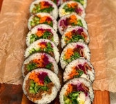 시판 김밥과는 다르다! 영양 가득한 집밥 김밥 만들기 - PLUSNEWS