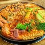 Instagram의 오렌지윤Ő님: “#오렌지윤_망우 #부대찌개맛집 출동🍲 ⠀ 부찌는 사랑이죠❤️ ⠀ #우림시장맛집 #백미부대찌개... 