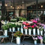 I love visiting this little flower shop in Belgravia. Hope everyone had a lovely weekend! 🌹 . . . . . . . . . . . . . . . #belgravia... 