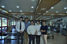 남도축산 대표이면서 일품관을 직접 운영하는 박삼수사장님 부부와 울 부부...좌측은 서울에서 사업하는 아들 박진욱씨...20130920 | 아들