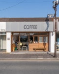 플레이스🤎 ’COFFEE’, 직관적인 간판과 우드톤의 외관이 멋진 이곳은 약 10년 동안 커피를 만들어온 곳이에요🪑 조금은 생소한 메뉴를... 