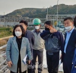 강정희 도의원, 여수 상암천 기름 유출 사고현장 방문