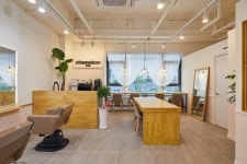 화이트&우드톤 깔끔한 분위기의 26평 미용실 인테리어 비용 화이트&우드톤 깔끔한 분위기의 26평 미용실 인테리어 비용 | Salon... 