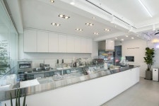 스테인리스 바로 깔끔하게 연출한 샐러드바 인테리어 Aesthetic Cafe Design with Spacious Kitchen and Greenery