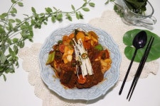 대구 동인동 찜갈비 스타일의 매운 소갈비찜 황금레시피pictures &amp; writer 피에스타... - 2020 | 요리, 대구 대구 동인동 찜갈비... 