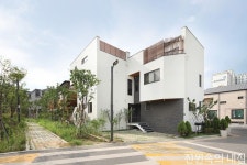독립과 연결, 다가구주택의 현대적인 제안 > HOUSE | 전원주택있는 월간 전원속의 내집