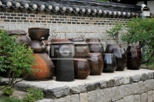 유토이미지 | 한국 전통 한옥의 장독대 한국 전통 한옥의 장독대  Yanggiri, 사진, 한국, 전통, 한옥, 장독, 장독대, 축대, 된장, 고추장, 김치, 김장... 