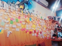 포스트잇 가득한 카페