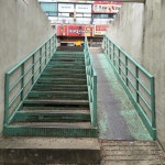 보행자를 위한 배려가 여러가지로 돋보인다. 아마 주민 스스로가 아이디어를 낸 것 같다. 사파 성원3차 종합상가 앞. 도로변에서 들어가는 곳.