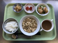 1月16日。麻婆豆腐、はんぺんとエビの春巻き、カブの中華風サラダ、もやしの中華スープ、いちごでした！... 