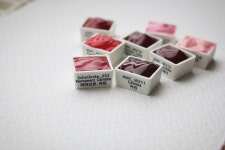 Schmincke(쉬민케) - permanent carmine(퍼머넌트 카민)  HWC_Holbein - crimson lake(크림슨 레이크) -… | 수채화, 핑크, 하프