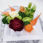 푸드아트님: “야채로 꽃과 나비 그리고 나뭇잎을 만들었습니다. #vegetablecarving #foodcarving #야채 #야채카빙 #당근꽃 #야채조각... 