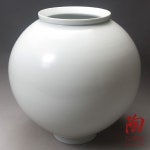 Pin page 국내 최대 전통도자기 이천 전시장 ::도예농:: www.doye.co.kr | 백자 달항아리, 항아리, 도자기 항아리
