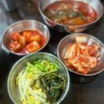 Instagram의 @shalala_sso님: “칼국먼저 잡쏴 칼국말 밥 말 깍둑 김치 #나물3종반찬 한번씩 리필 . . . 맛집 델쿠가면 고맙습니다 하던 그가... 