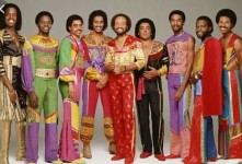 Pin page Earth Wind and Fire | Earth wind & fire, Earth wind, African clothing for men