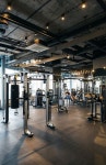 카페같은 편안한 감성의 인더스트리얼 피트니스센터 인테리어 300평 정도의 피트니스센터 인테리어입니다. ... | 헬스장 디자인, 헬스장... 