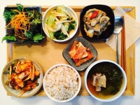 불끈 기운 돋는 우거지 소 갈비탕, 매콤새콤맛있게 버무려진 모듬야채 낙지 초무침, 싱싱한 청경채 무채 나물, 짭쪼롬한 어묵버섯볶음, 잘 지은... 