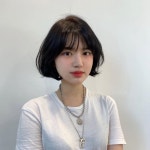 동그란 얼굴 갸름해보이게 도와주는 헤어스타일에 #단발머리 만한게 없어요! . 그치만 같은 단발이라도 한끗차이로 얼굴이 더 커보일수도... 