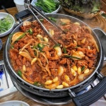 “용호동 산청한방오리불고기 땡초마늘 팍팍 넣고 매콤한 불고기 한 판, 남음 양념은 볶음밥으로 시원한 오리탕과 함께. 베스트는 녹두가... 