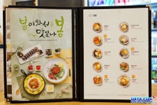 남영역 맛집 - 얌샘 남영점 | 알록달록한 컬러김밥~! | 카페 메뉴 디자인, 음식 메뉴, 메뉴 디자인