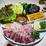 통영, 울진, 제주등의 산지에서 직송한 재료들로 만든 요리를 선보입니다 민어, 도미, 잿방어 구성의 막회 문어, 골뱅이, 소라의 해물숙회... 