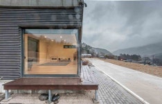 자연의 한가운데 우두커니 자리한 도시적인 주택, 오연재 - 2021 | 집, 마당, 데크