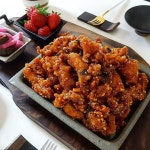 #속초닭강정 . 라봉이랑 택배 배송 온 속초 닭강정에 맥주한잔ㅎㅎ 닭강정 너무 맛있는데요!!! . 요즘은 맛있는 닭강정집이 없어서... 