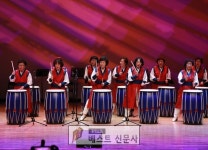 뜨거운 호응   예천군(군수 김학동)은 27일 오후 2시 예천군 문화회관에서 김학동 군수를 비롯한 신동은 군의장과 관내… | 기자, 트레킹, 정치