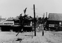 1930년 영등포역.초기에는 경성토목합자회사에 의해 1935년 1월 16일 기공되어 1935년 6월 24일 준공되었다