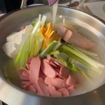 Instagram의 @shalala_sso님: “짜고 진한 부대찌개 부담스러운데 여긴 끓이면 끓일수록 짜지는게 아니라 더 풍부한 맛있음이 되어짐 스팸의... 