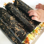 Instagram의 수현님: “넌 언제나 내김밥을 노리지...😚 #혀니x김밥#조카손#가을이가을이손 #집김밥#김밥덕후 #kimbap#koreanfood... 