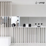 깔끔한 블랙 앤 화이트 인테리어를 볼 수 있는 커피 앳 더 플레이스 - 2020 | 스튜디오