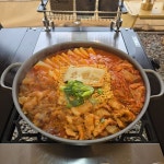 이미 경남 부산지역에서 10년간 맛집 랭킹 1위를 하고 있는 건뚱네 김치속 돼지의 흑돼지 김치찌개!!돼지고기 중 최고인 흑돼지를 넣어서 더욱... 